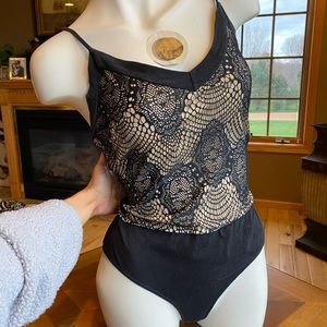 SOLD 🌺🌸 Black & Tan Onesie. 🌷🌹